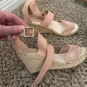Elegant Lace Wedge Sandals - Tan